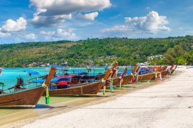 Geleneksel Tay longtail tekne günlük Dalum plaj Phi Phi Don Island, Tayland bir yaz günü