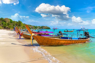 Geleneksel Tay longtail tekne günlük Dalum plaj Phi Phi Don Island, Tayland bir yaz günü