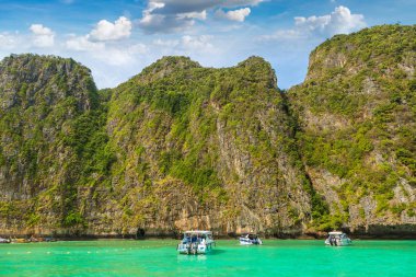 Bir yaz günü Tayland Koh Phi Phi Leh adada Maya Körfezi