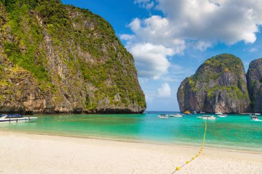 Bir yaz günü Tayland Koh Phi Phi Leh adada Maya Körfezi