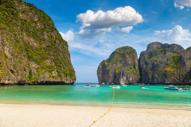 Bir yaz günü Tayland Koh Phi Phi Leh adada Maya Körfezi