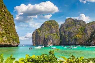 Bir yaz günü Tayland Koh Phi Phi Leh adada Maya Körfezi