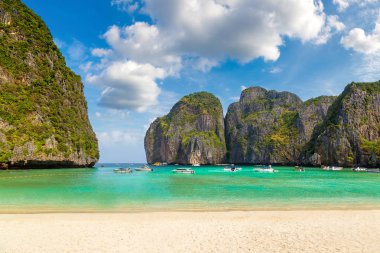 Bir yaz günü Tayland Koh Phi Phi Leh adada Maya Körfezi