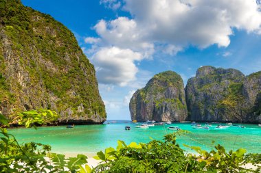 Bir yaz günü Tayland Koh Phi Phi Leh adada Maya Körfezi