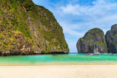 Bir yaz günü Tayland Koh Phi Phi Leh adada Maya Körfezi