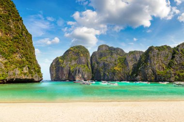Bir yaz günü Tayland Koh Phi Phi Leh adada Maya Körfezi