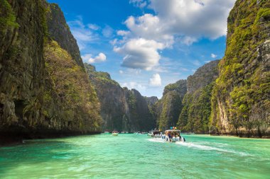 Bir yaz günü Tayland Koh Phi Phi Leh adada Maya Körfezi