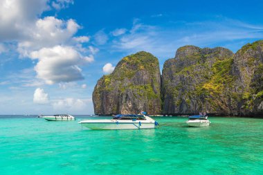 Bir yaz günü Tayland Koh Phi Phi Leh adada Maya Körfezi