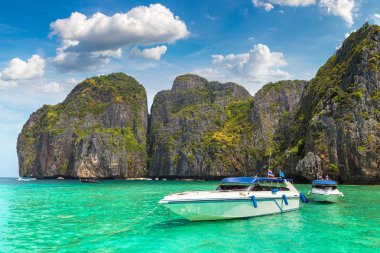 Bir yaz günü Tayland Koh Phi Phi Leh adada Maya Körfezi