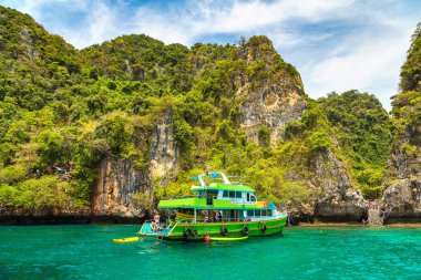 Bir yaz günü Tayland Koh Phi Phi Leh adada Maya Körfezi
