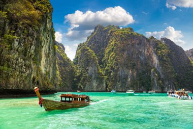 Bir yaz günü Tayland Koh Phi Phi Leh adada Maya Körfezi