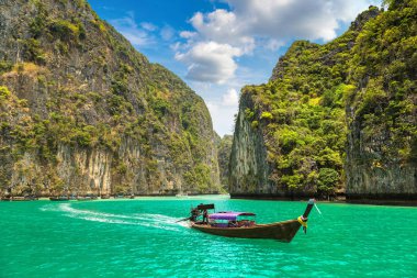 Bir yaz günü Tayland Koh Phi Phi Leh adada Maya Körfezi