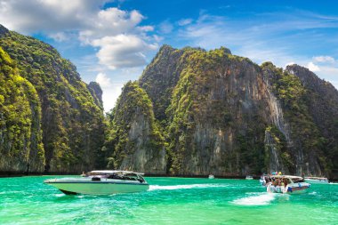 Bir yaz günü Tayland Koh Phi Phi Leh adada Maya Körfezi