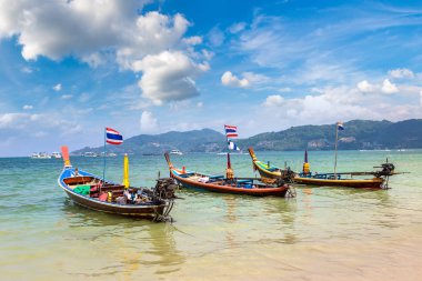 Geleneksel long tail tekne Patong beach ve Phuket Tayland Andaman Denizi bir yaz günü içinde