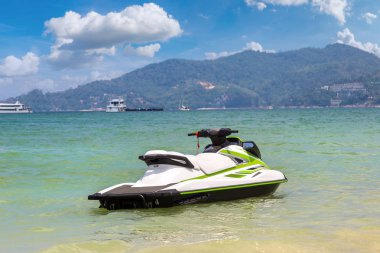 Jet ski Patong beach ve Phuket Tayland Andaman Denizi bir yaz günü içinde