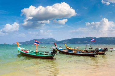 Geleneksel long tail tekne Patong beach ve Phuket Tayland Andaman Denizi bir yaz günü içinde