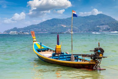 Geleneksel long tail tekne Patong beach ve Phuket Tayland Andaman Denizi bir yaz günü içinde