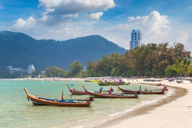Geleneksel long tail tekne Patong beach ve Phuket Tayland Andaman Denizi bir yaz günü içinde