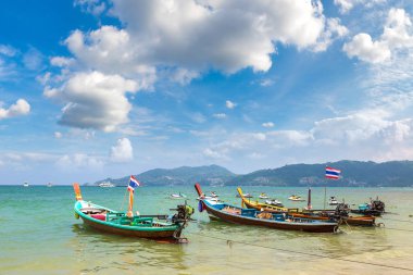 Geleneksel long tail tekne Patong beach ve Phuket Tayland Andaman Denizi bir yaz günü içinde