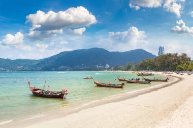Geleneksel long tail tekne Patong beach ve Phuket Tayland Andaman Denizi bir yaz günü içinde