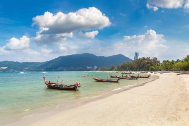Geleneksel long tail tekne Patong beach ve Phuket Tayland Andaman Denizi bir yaz günü içinde