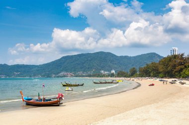 Geleneksel long tail tekne Patong beach ve Phuket Tayland Andaman Denizi bir yaz günü içinde