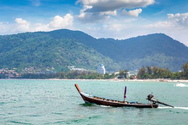 Geleneksel long tail tekne Patong beach ve Phuket Tayland Andaman Denizi bir yaz günü içinde