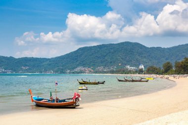 Geleneksel long tail tekne Patong beach ve Phuket Tayland Andaman Denizi bir yaz günü içinde