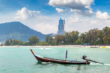 Geleneksel long tail tekne Patong beach ve Phuket Tayland Andaman Denizi bir yaz günü içinde