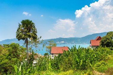 Patong beach ve Andaman Denizi bir yaz günü içinde panoramik manzaralı Phuket Tayland hakkında