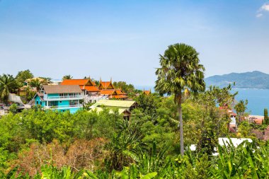Patong beach ve Andaman Denizi bir yaz günü içinde panoramik manzaralı Phuket Tayland hakkında