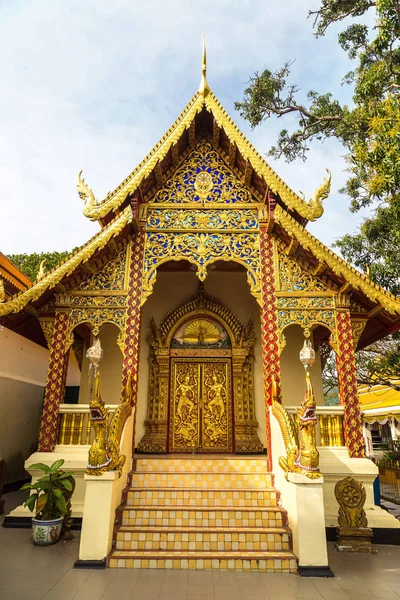 Golden pagoda Wat Phra Bu DOI Suthep Chiang Mai, Tayland bir yaz günü içinde