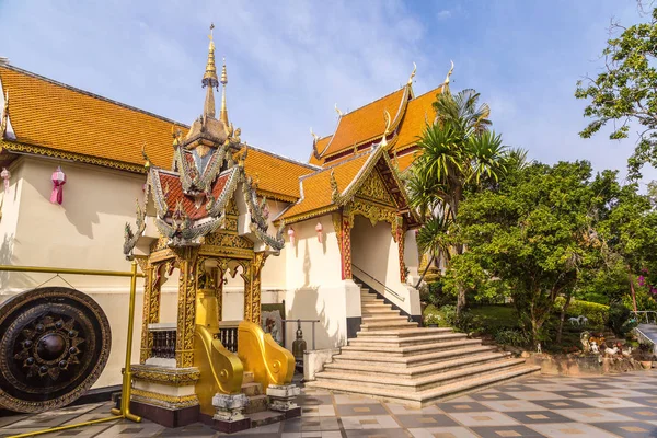 Golden pagoda Wat Phra Bu DOI Suthep Chiang Mai, Tayland bir yaz günü içinde