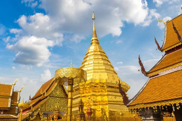 Golden pagoda Wat Phra Bu DOI Suthep Chiang Mai, Tayland bir yaz günü içinde