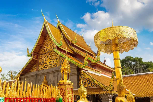 Golden pagoda Wat Phra Bu DOI Suthep Chiang Mai, Tayland bir yaz günü içinde