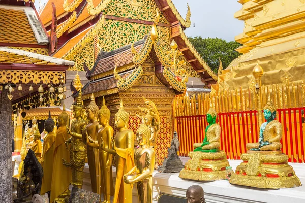 Golden pagoda Wat Phra Bu DOI Suthep Chiang Mai, Tayland bir yaz günü içinde