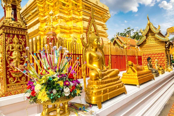 Golden pagoda Wat Phra Bu DOI Suthep Chiang Mai, Tayland bir yaz günü içinde