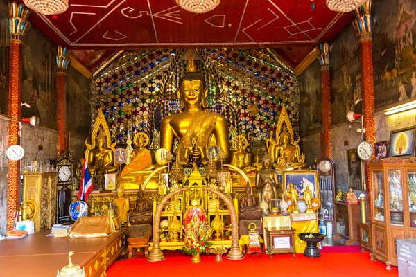 Chiang Mai, Tayland - 29 Mart 2018: Golden pagoda Wat Phra Bu DOI Suthep Chiang Mai, Tayland bir yaz günü içinde