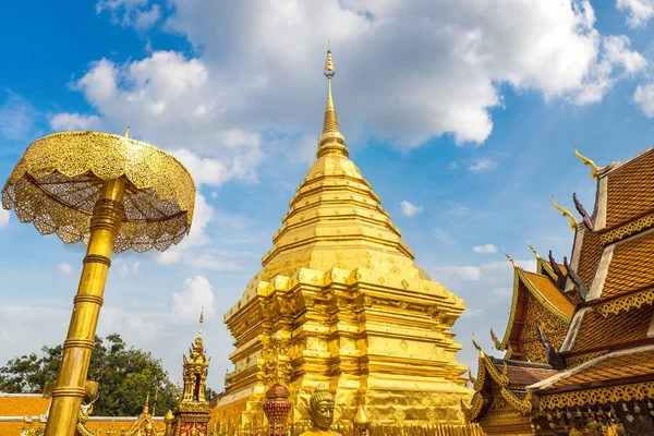 Golden pagoda Wat Phra Bu DOI Suthep Chiang Mai, Tayland bir yaz günü içinde