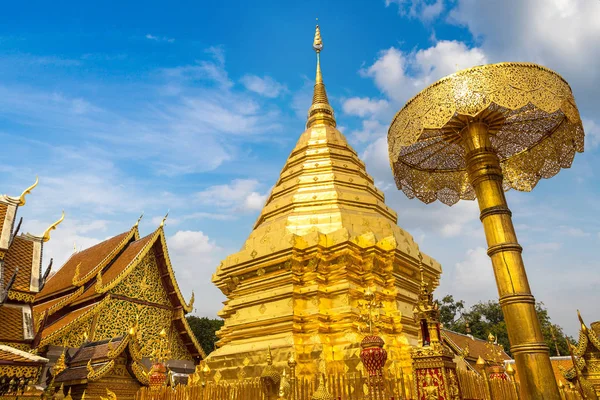 Golden pagoda Wat Phra Bu DOI Suthep Chiang Mai, Tayland bir yaz günü içinde