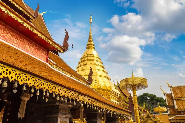 Golden pagoda Wat Phra Bu DOI Suthep Chiang Mai, Tayland bir yaz günü içinde