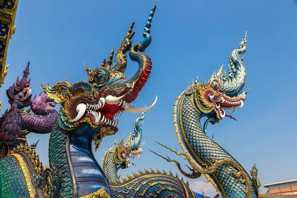 Wat Rong Sua on (mavi Tapınağı) Chiang Rai, Tayland bir yaz günü içinde