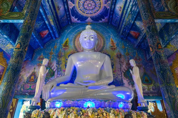 Chiang Rai, Tayland - 29 Mart 2018: Buda heykelinin Wat Rong Sua on (mavi Tapınağı) Chiang Rai, Tayland bir yaz günü içinde