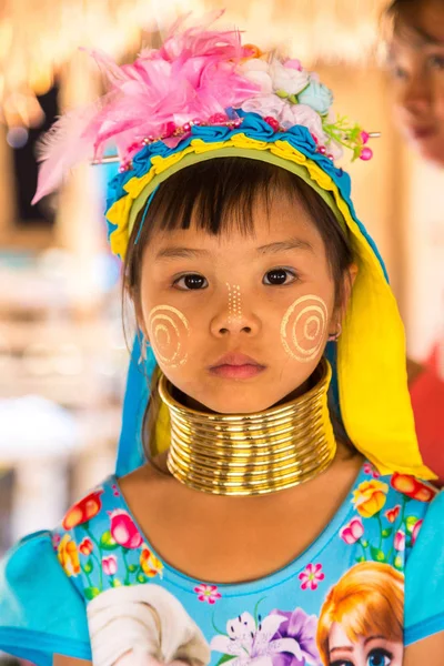 泰国清莱 2018年3月29日 一个长脖子小女孩的肖像在泰国清莱附近的一个村庄 在一个夏天的一天 — 图库照片