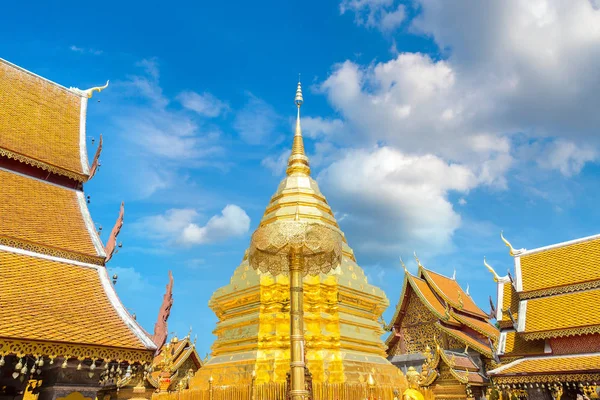 Golden pagoda Wat Phra Bu DOI Suthep Chiang Mai, Tayland bir yaz günü içinde