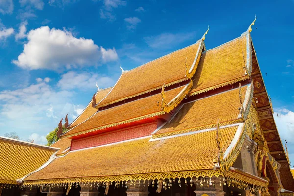 黄金の仏塔ワット Phra ドイステープ チェンマイ タイで夏の日に — ストック写真