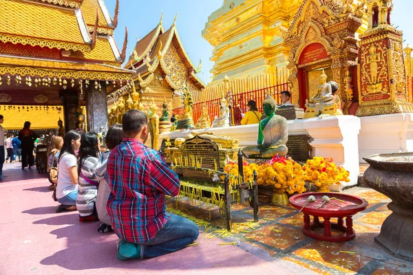 Chiang Mai, Tayland - 29 Mart 2018: Golden pagoda Wat Phra Bu DOI Suthep Chiang Mai, Tayland bir yaz günü içinde