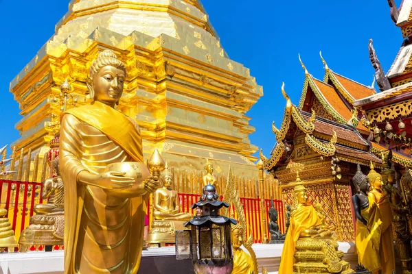 Golden pagoda Wat Phra Bu DOI Suthep Chiang Mai, Tayland bir yaz günü içinde