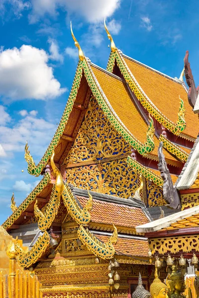 Golden pagoda Wat Phra Bu DOI Suthep Chiang Mai, Tayland bir yaz günü içinde