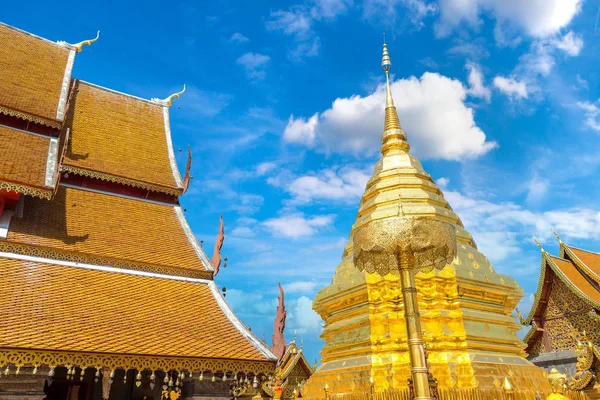 Golden pagoda Wat Phra Bu DOI Suthep Chiang Mai, Tayland bir yaz günü içinde